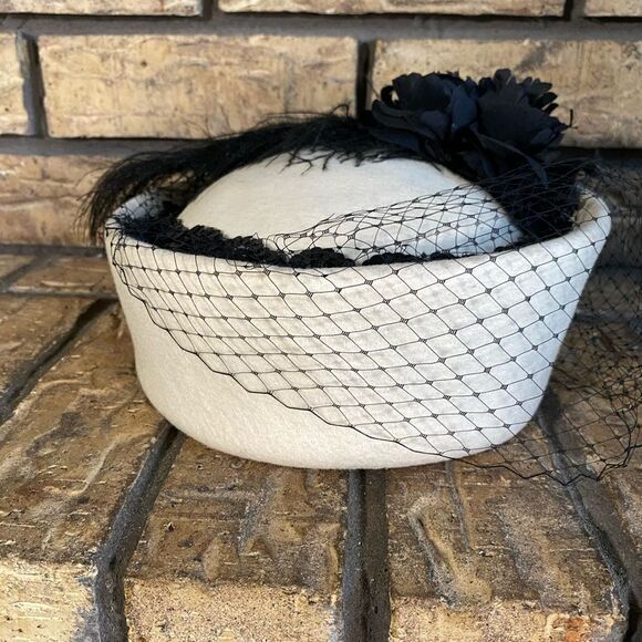 Cream and black womens hat - Picture 5 of 5